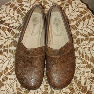 Kim Rogers Chestnut Brown Floral Embossed Etched Clogs Mule Slides Slip-On Shoes